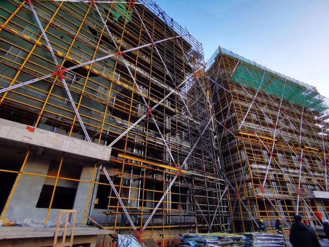「衢州火灾」衢州一建筑工地发生火灾，五辆消防车抵达