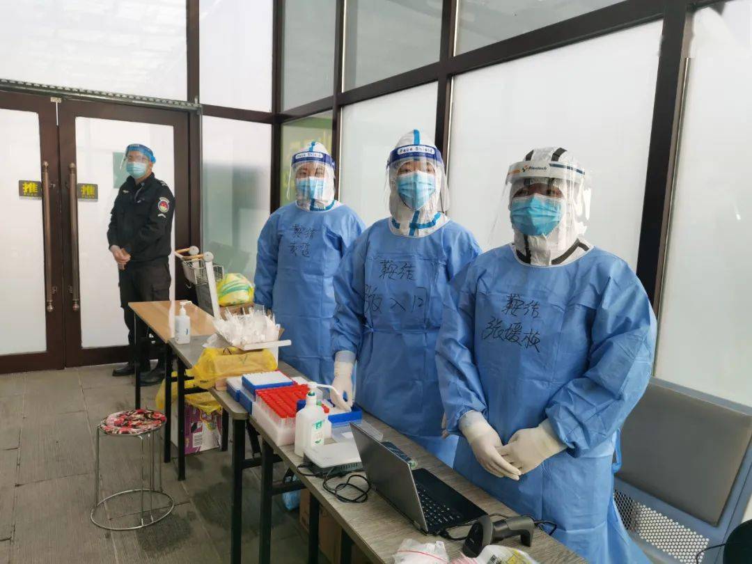 前往机场做好核酸检测点布置,她1人完成了226人次的登记与核酸采集
