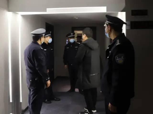 民警开展夜间流动人口_夜间开车图片(2)