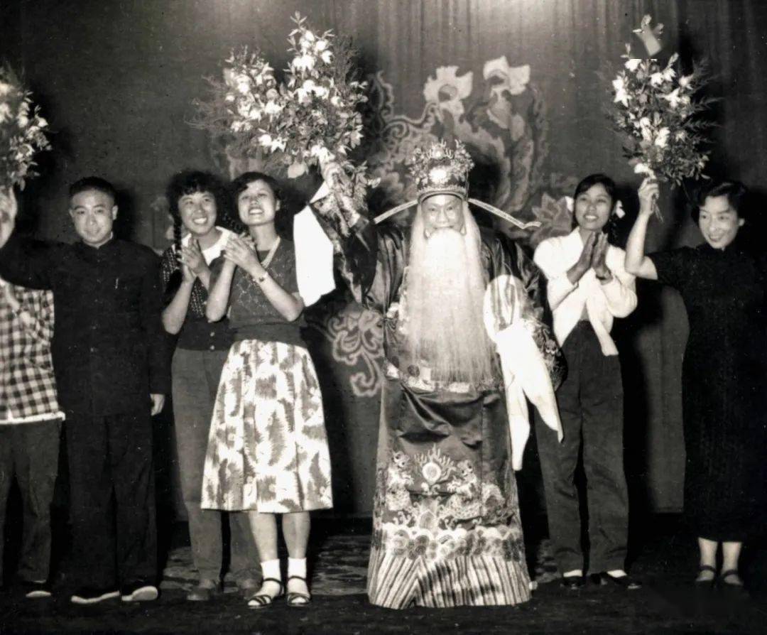 周信芳演出《徐策跑城》后与迟世恭,金素雯等谢幕(1958年6月14日,西安