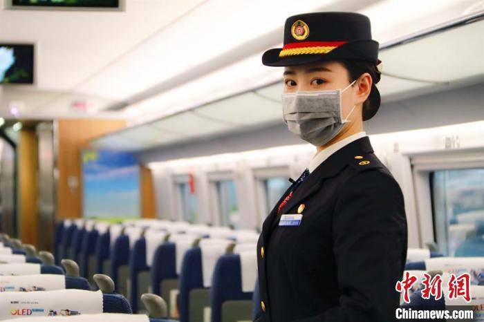 (石洪宇)值乘后的休息日同样忙碌,27岁的女列车员刘影检查好妆容站在