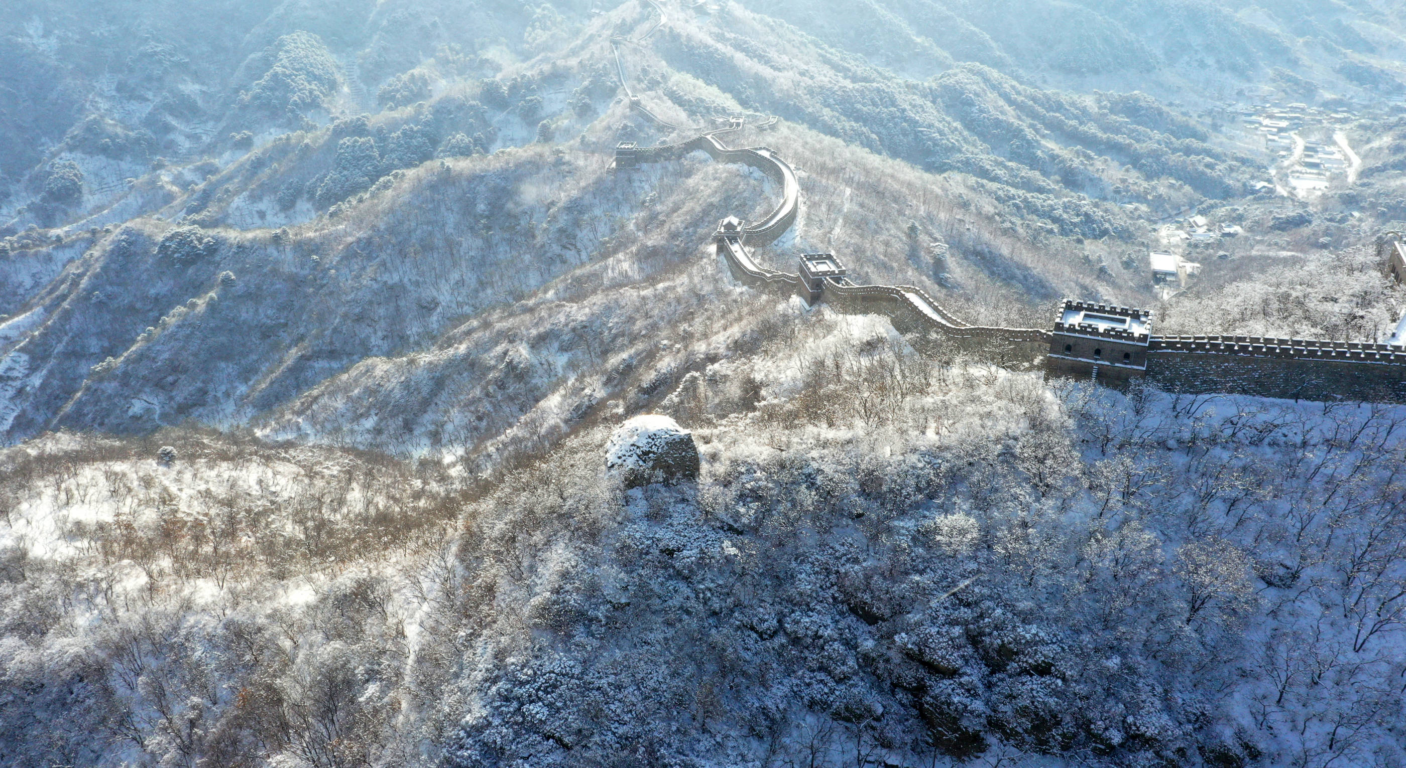 古长城上雪茫茫