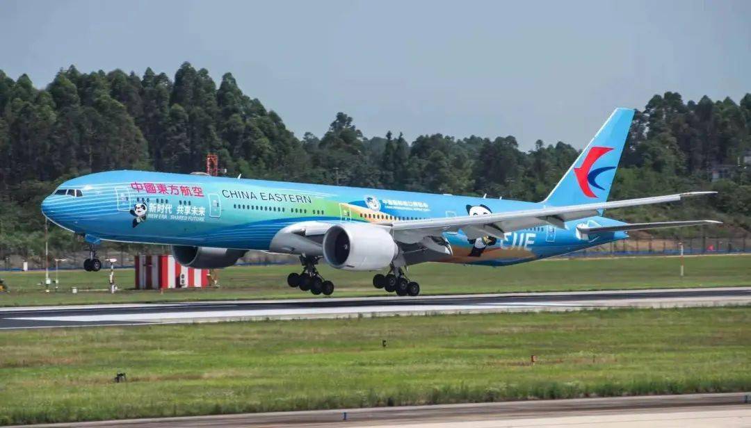 "进博号"波音777-300er客机 东航派出的是 波音777-300er"进博号"彩绘