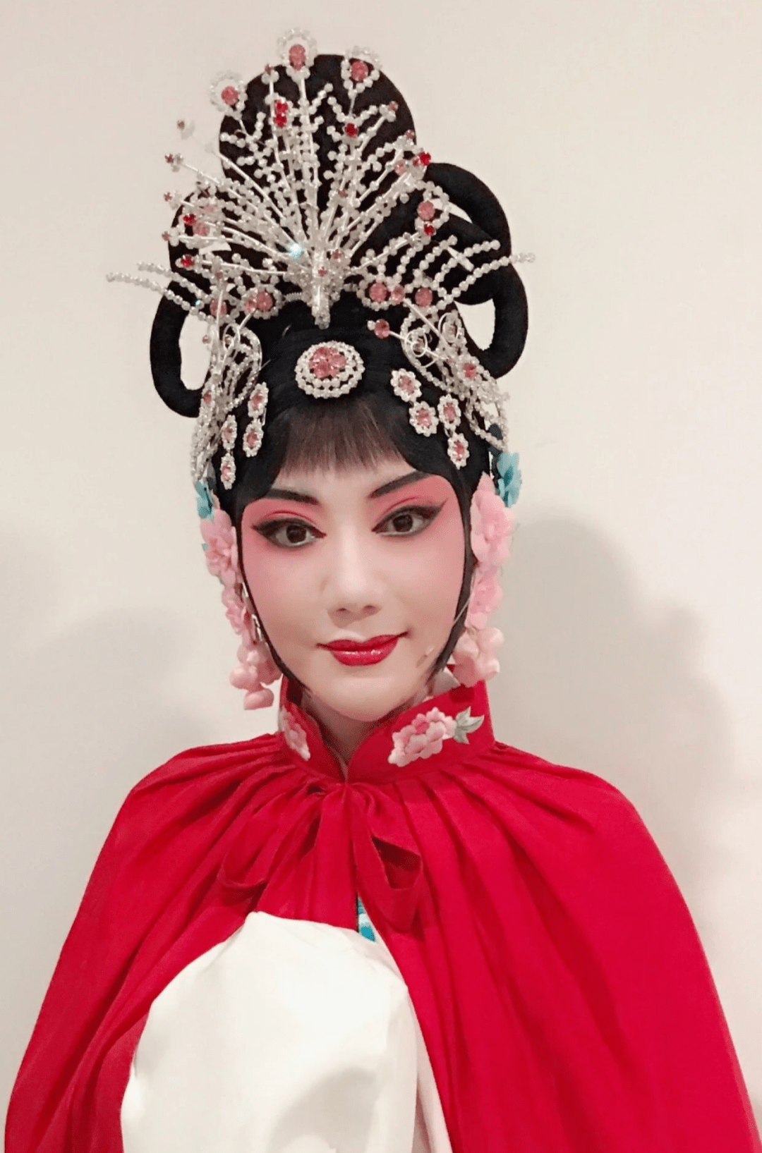 另一位化妆师陈艾力, 在从事化妆之前也是一名戏曲演员, 从艺多年她