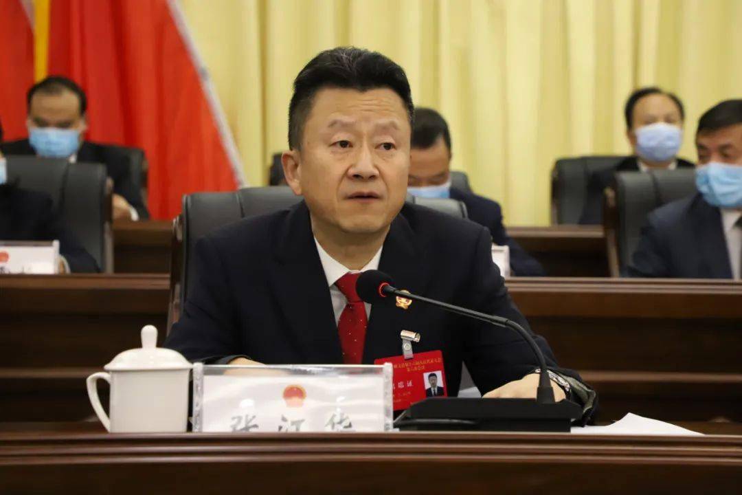 大会由主席团执行主席张江华主持会议,宣布修文县第十六届人民代表