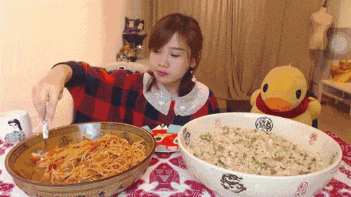每当看到画面中美食up主大口干饭,享受美味的时候,好像自己的味蕾都