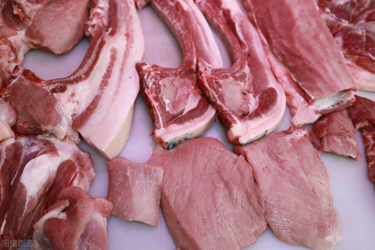 五花肉就是猪肉肚子那部分的肉,这部分的猪肉肥瘦相间,带着肥腻的
