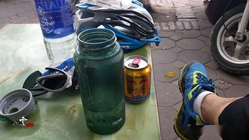 对着桥头正好有一家小冷饮店,我进门先买了罐红牛,然后跟老板要来了