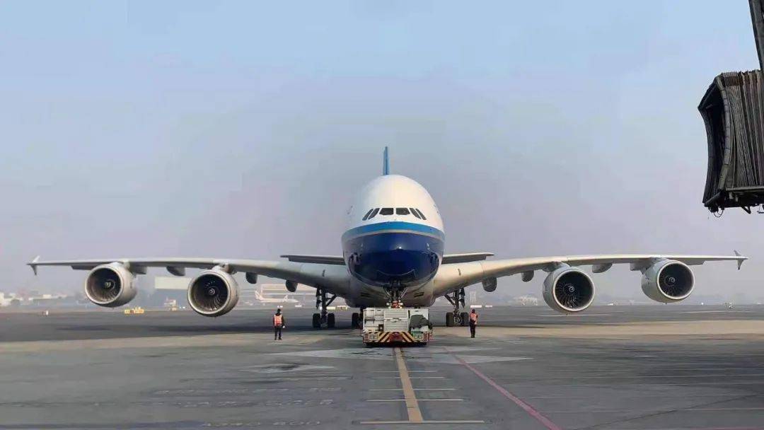 南航"空中巨无霸"空客a380