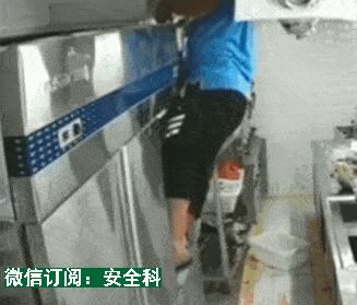 野蛮驾驶叉车;违章驾驶叉车;车速过快;堆物太高;开叉车不系安全带