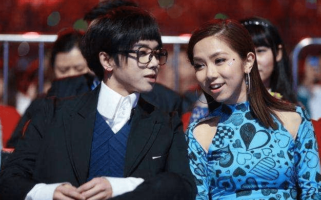 华晨宇张碧晨抱女儿合影曝光,女儿中文名华迎晨,正脸首度露出