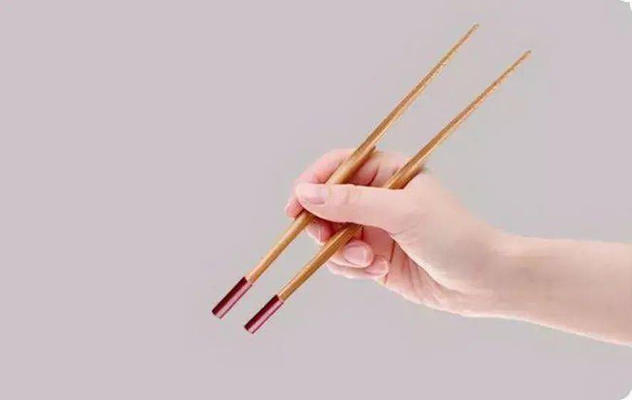 快过年了,餐桌上的讲究不能忘,老北京有用筷子的十六大禁忌.