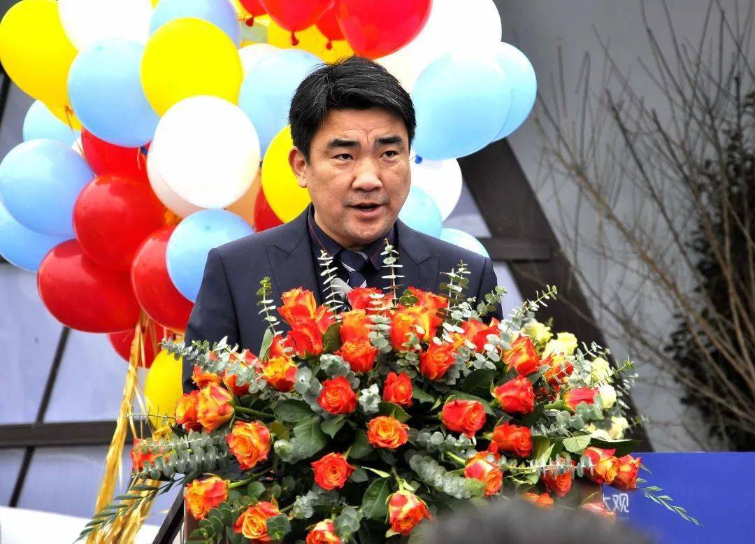 接下来,便是长歌云麓大观项目总经理周义国先生致辞,和众位领导登台