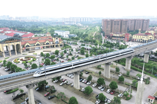 长株潭城际铁路的通车极大方便了长沙,湘潭和株洲之间的往来.