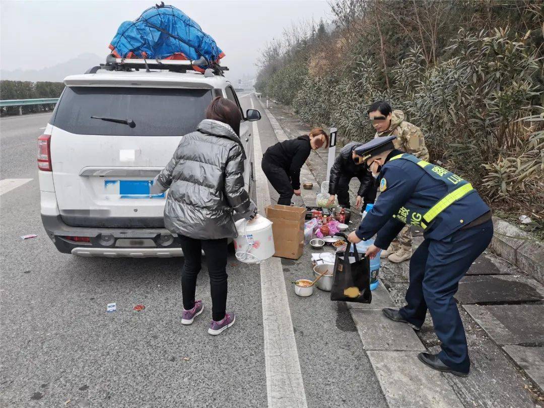 神操作!返乡人为节省开支在高速公路上生火做饭