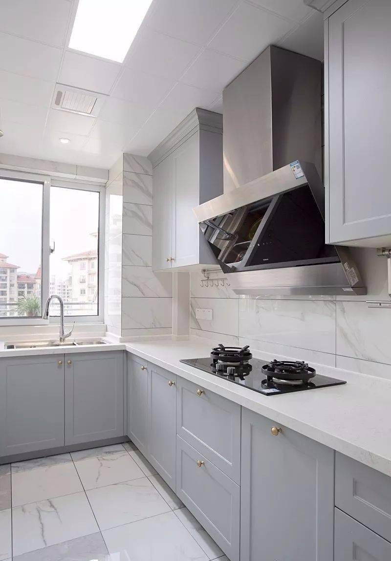 厨房灰色橱柜,搭配雅白色瓷砖,干净明亮,漂亮极了. 主卧