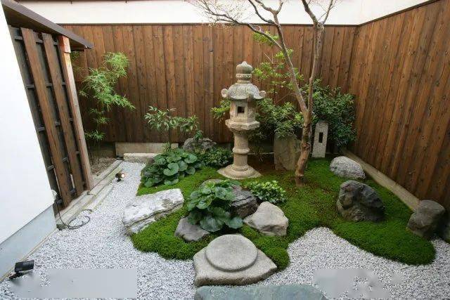 石头灯,流水的竹管和石头钵都是日式花园中必不可少的元素.