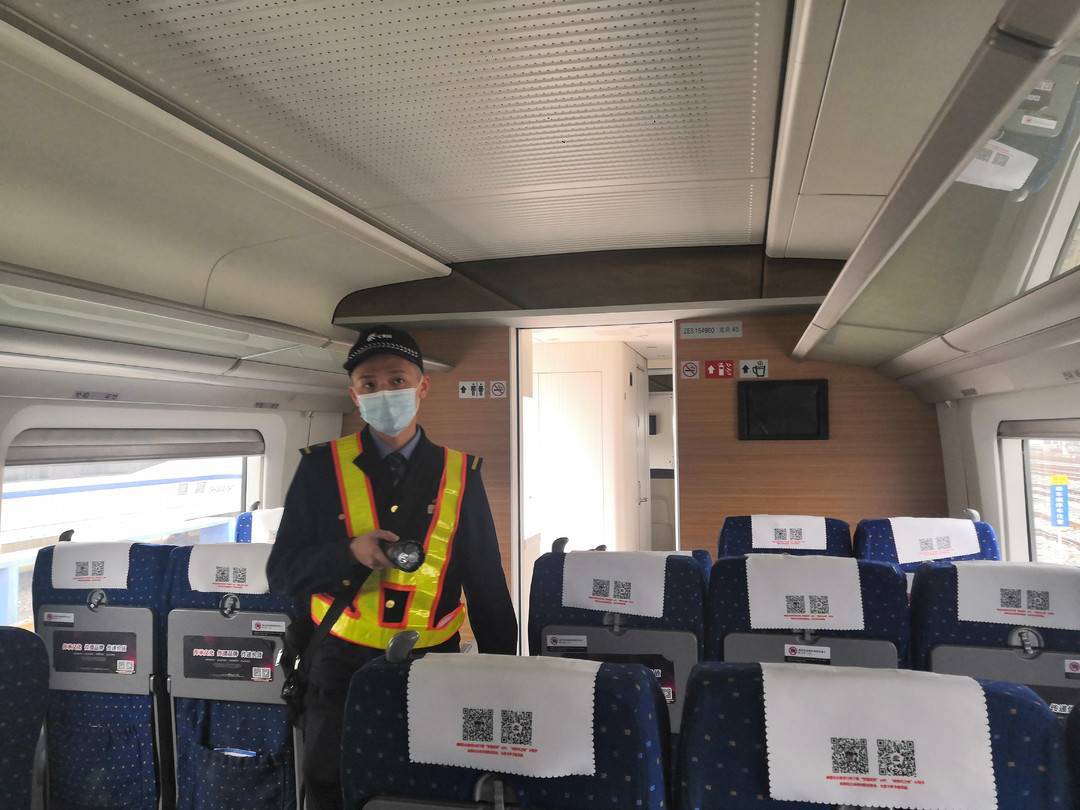 春节坚守岗位 护送旅客安全抵达