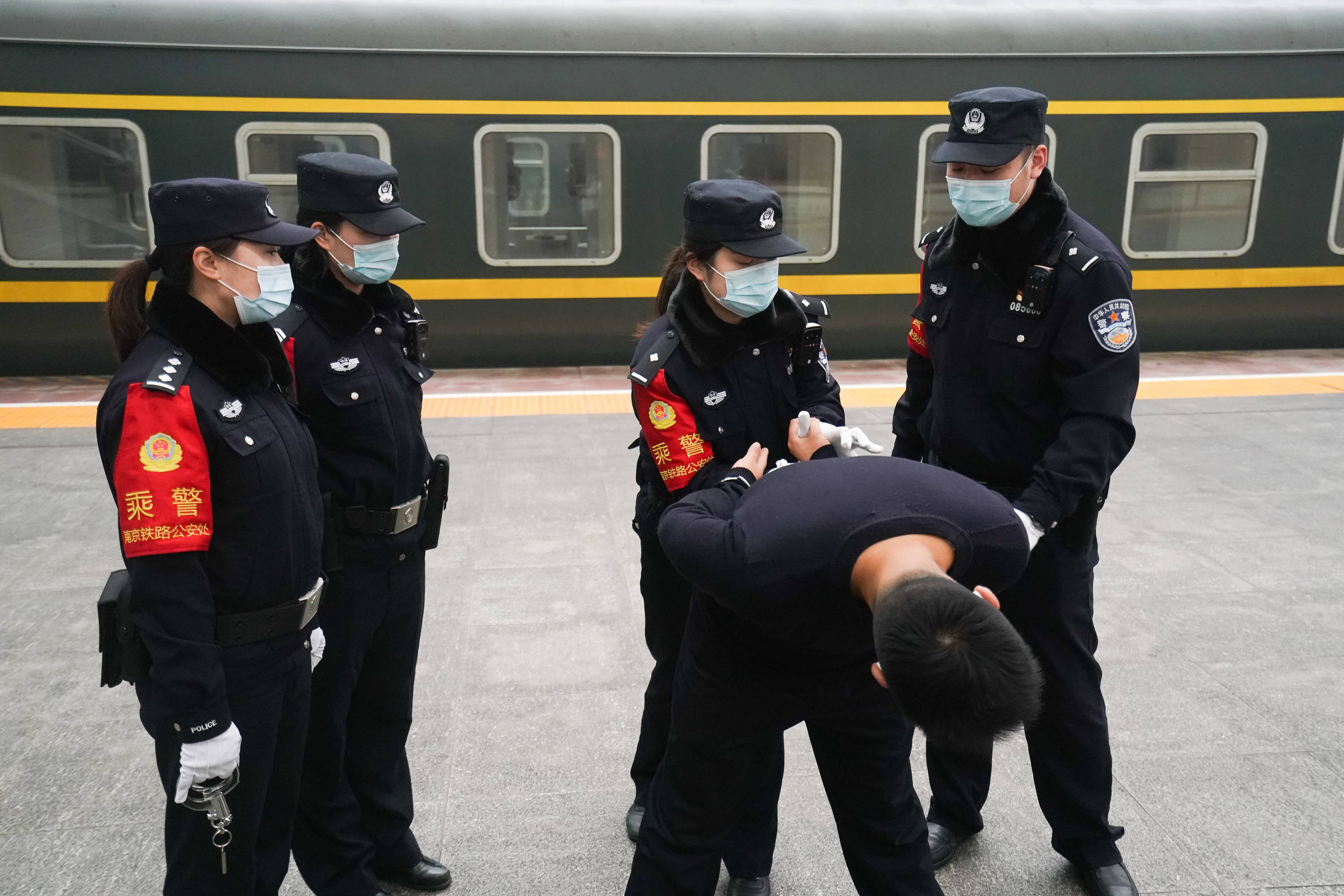 1月26日,在南京站站台,南京铁路公安处乘警支队三大队乘警长石驰(后右