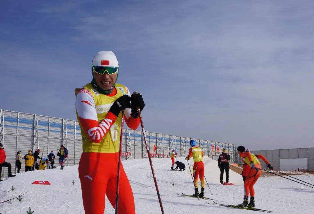 全国越野滑雪锦标赛进行女子男子团体短距离传统技术比赛