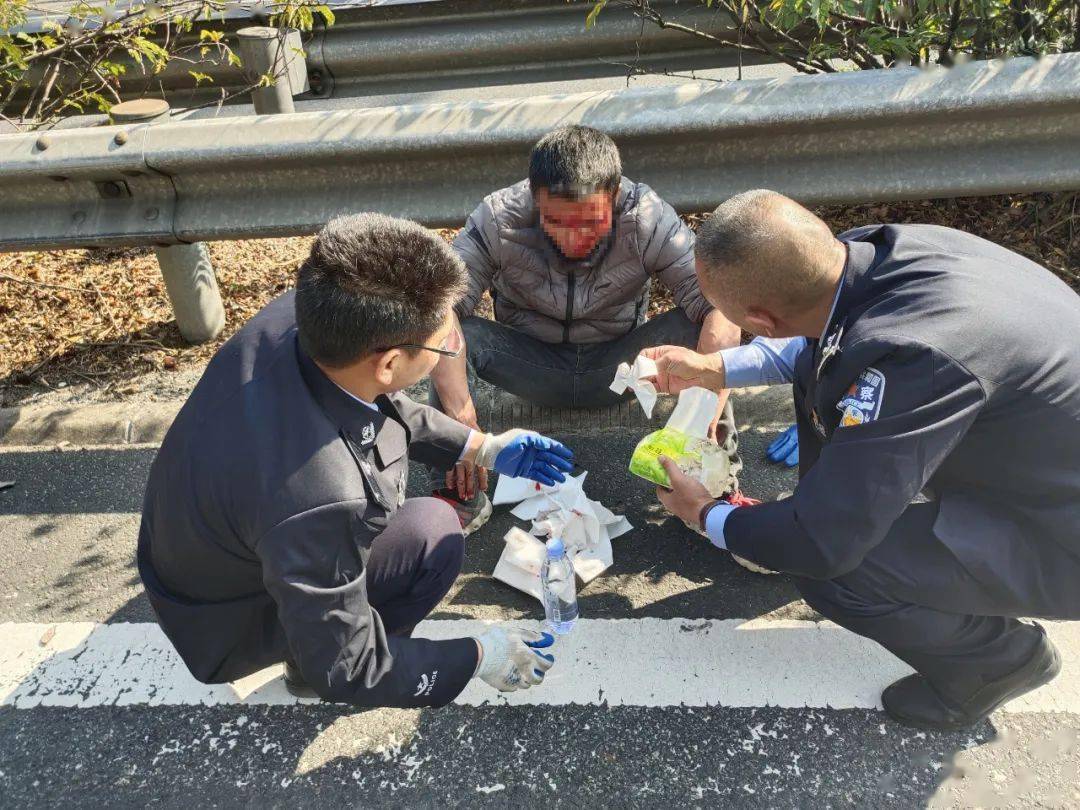 梅河高速路上五华民警果断砸破车窗只为
