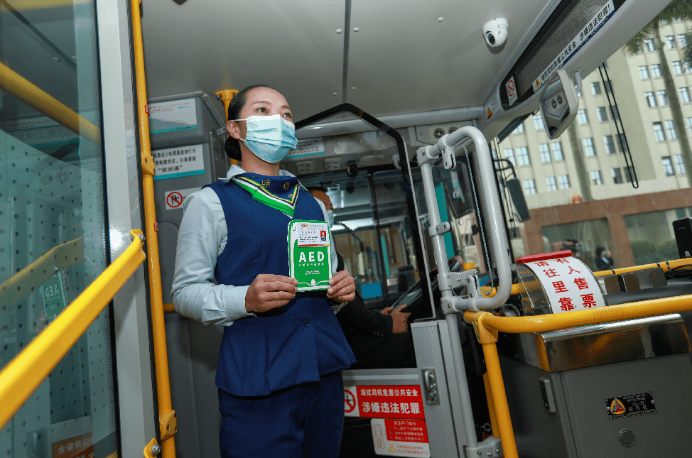 聚焦流动的救护站深圳公交车配备aed急救神器