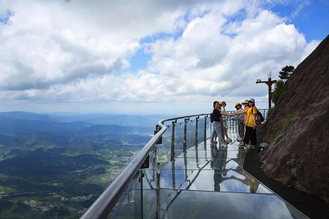 登上武功之巅金顶顿时一览众山小你俯视着整个世界你就是最高的峰两