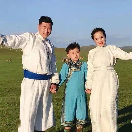 科尔沁夫《蒙古人的毡房》幸福一家人.