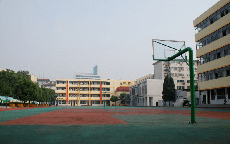 至此,当初建校时那个简陋的西园小学已经茁壮成长为驻马店市基础教育