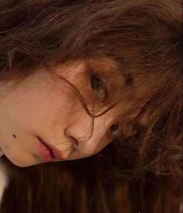 整个人直接化身为性感尤物,美女氛围十足,瞬间俘获所有人