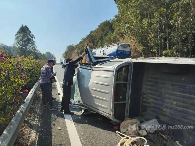 梅河高速发生车祸!一司机满脸是血!民警砸破车窗