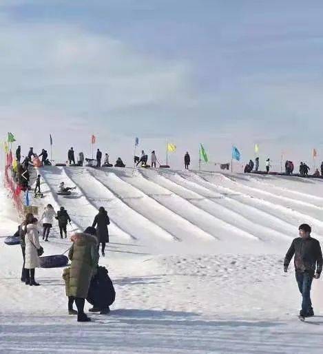 夏天玩水,冬季玩雪在土古洞景区的水上乐园非遗打铁花(资料图)更有