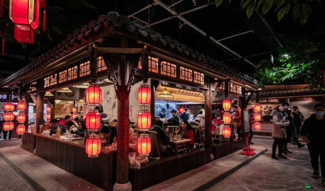 比如: 艺巴蜀则是成都特色小吃集合店,椒麻鸡,诗声梓炖鸡