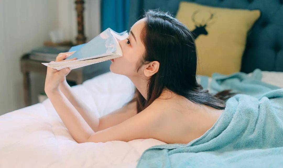 长期缺爱的女人内心十分敏感,而且很喜欢想很多.