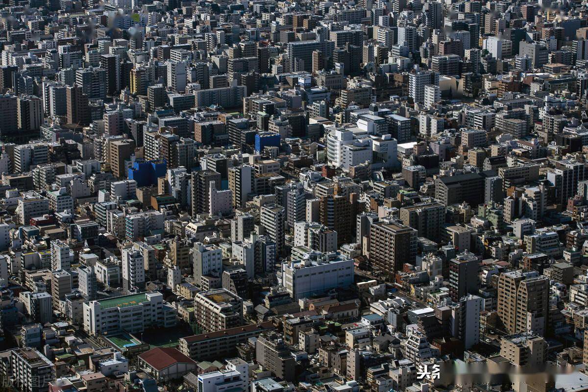 当地时间2021年1月29日,日本东京,航拍东京密密麻麻的高楼大厦,鳞次