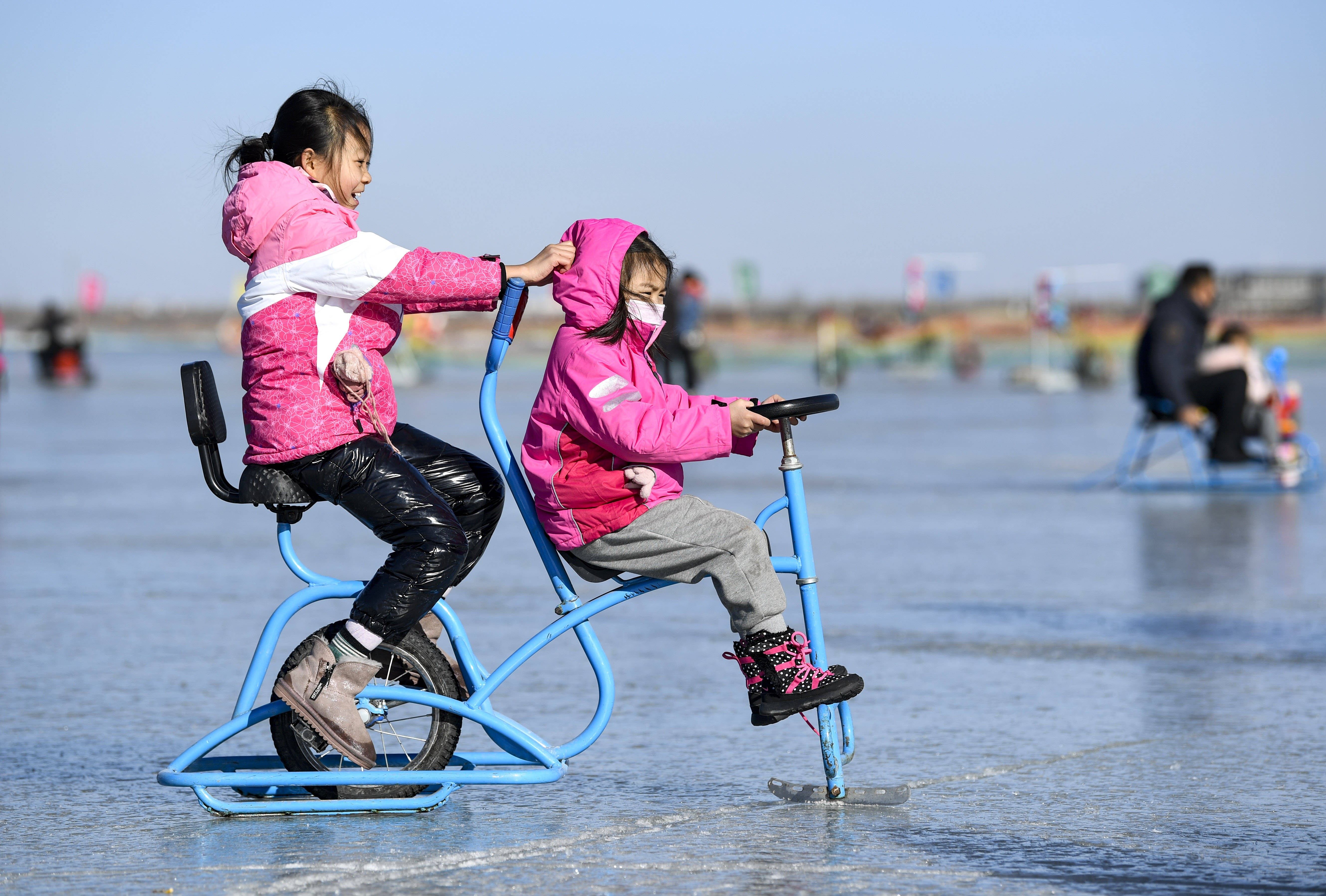 1月30日,小朋友在宁夏银川市阅海滑雪场体验冰车.