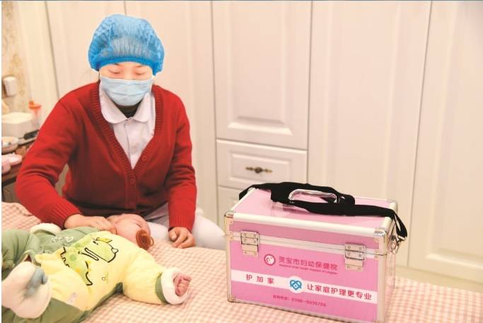 灵宝市妇幼保健院儿童康复科护士长周腊腊上门为先天性斜颈患儿进行