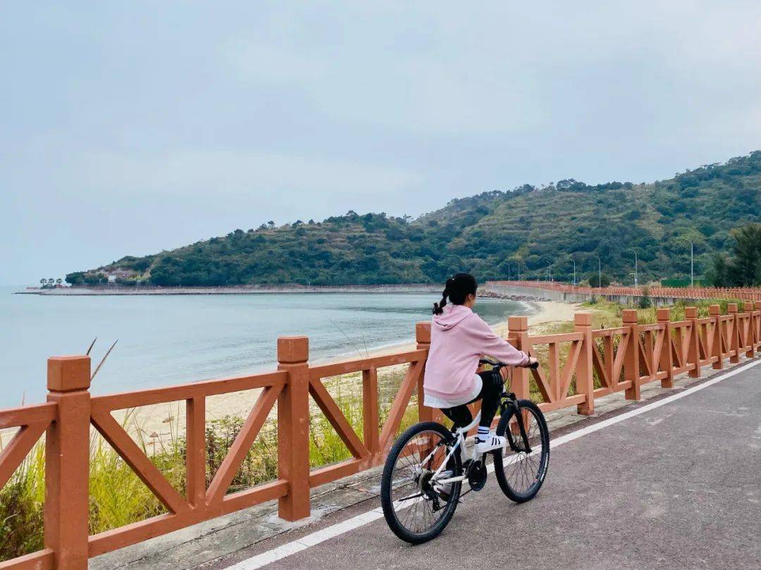 感受滨海别样风采水上降落伞,高空滑翔在滨海绿道上骑行,海上摩托艇