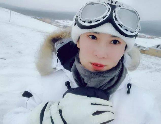 中国50岁"辣妈"刘叶琳(liu yelin )在俄国贝加尔湖畔拍摄了一组照片