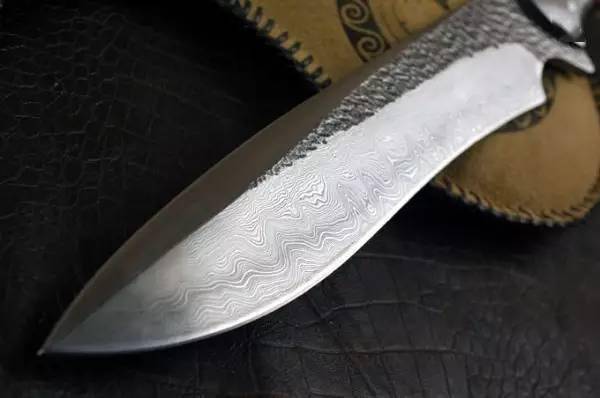 但性能和价值跟古代铸造型乌兹钢大马士革刀相差几个数量级,真正的