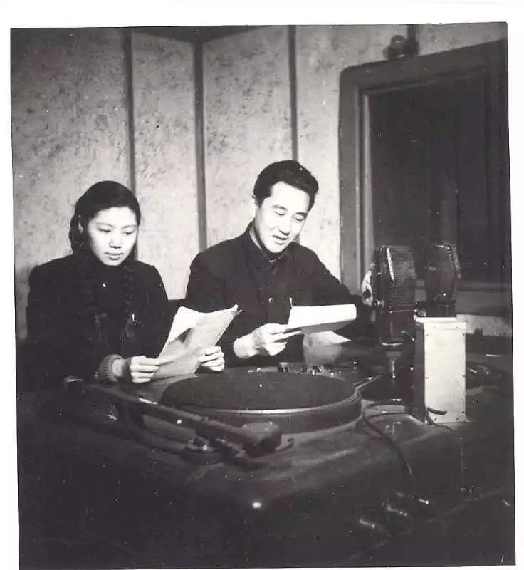 五十年代初,齐越和潘捷正在播音