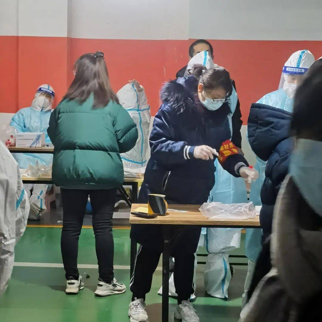 刘茗怡同学十二年级(8)班被南京大学录取,协助社区做志愿服务.