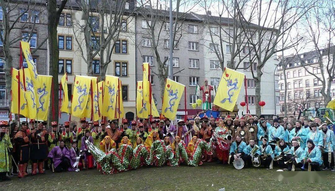 欧洲一国家春节挂清朝国旗穿满族服装