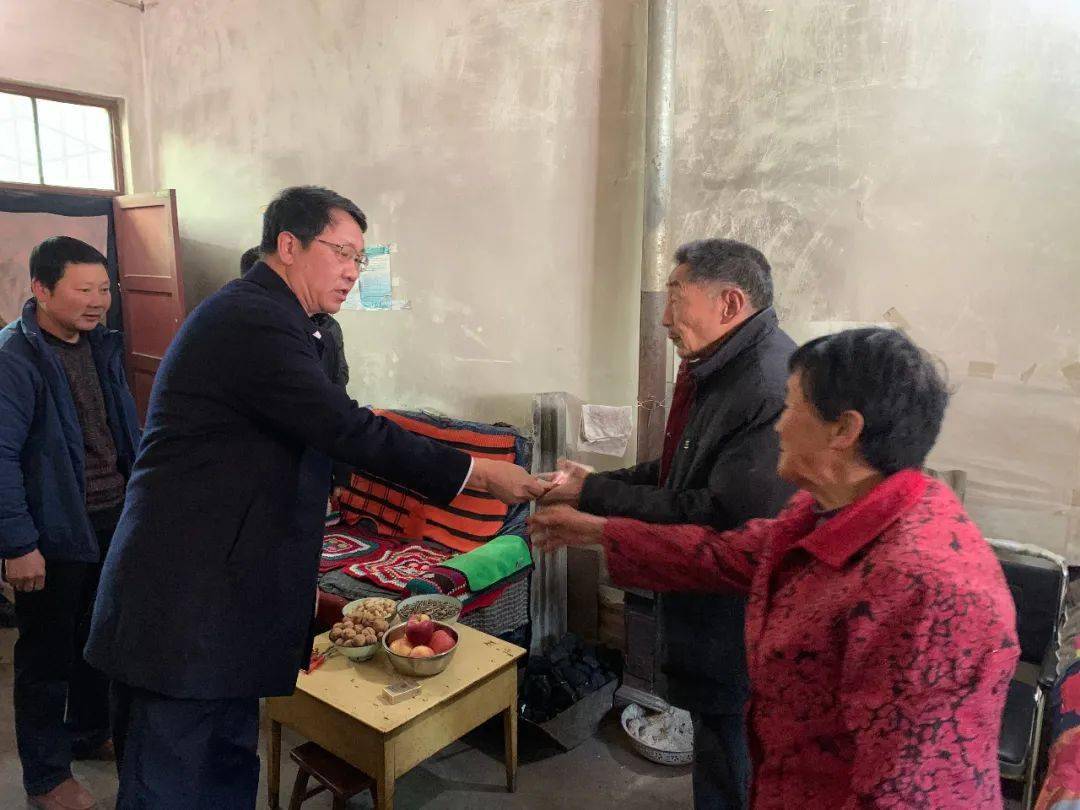2月2日,县委常委,组织部部长李荣一行深入白马滩镇看望慰问老党员