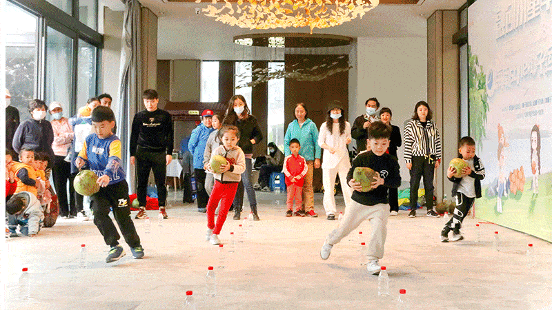 舞蹈,合唱,走秀,变脸,乐器……表演者用活力四射的舞台,演绎五彩缤纷