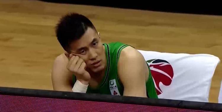 杜锋"比心"赵睿笑出声,杨鸣道歉,透露继
