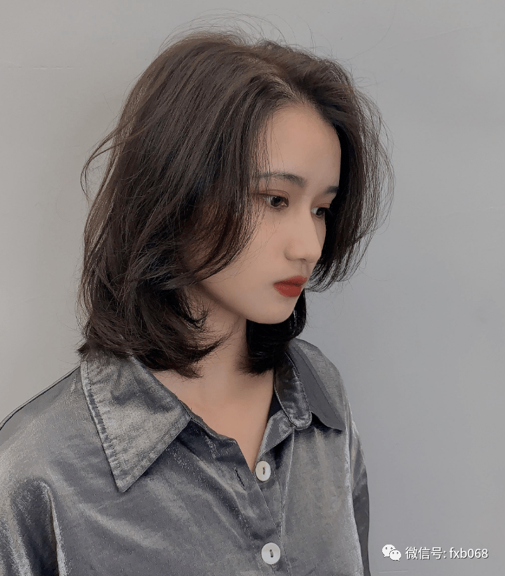也很美的呢 很适合现在沉闷的冬天 修颜又气质迷人的一款烫发发型
