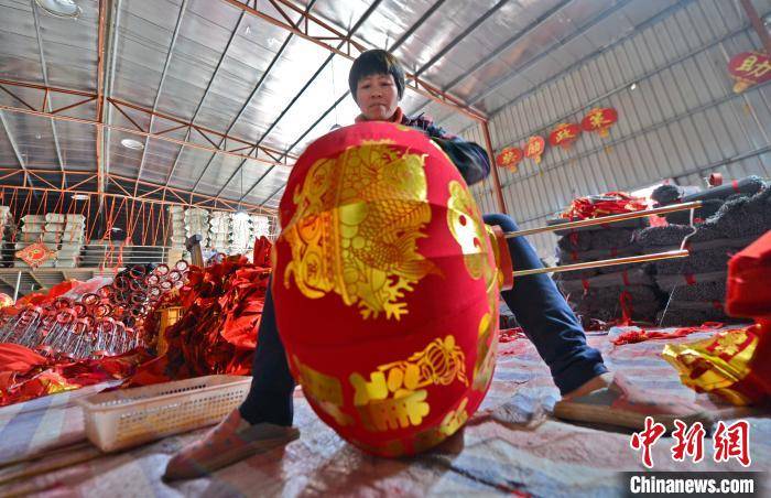 图为作坊工人在一丝不苟地组装灯笼骨架. 林弘梫 摄