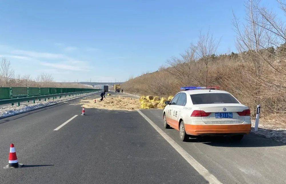 十大队及时清除道路障碍物,保障道路畅通无阻