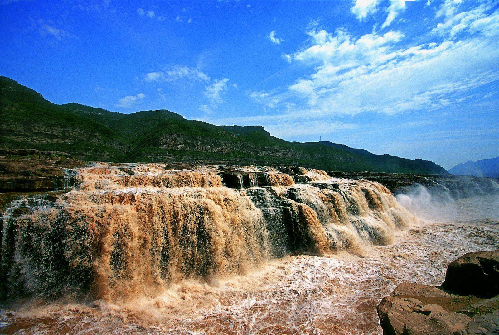 黄河壶口瀑布,浩浩荡荡,一泻千里,景色蔚为壮观_中国